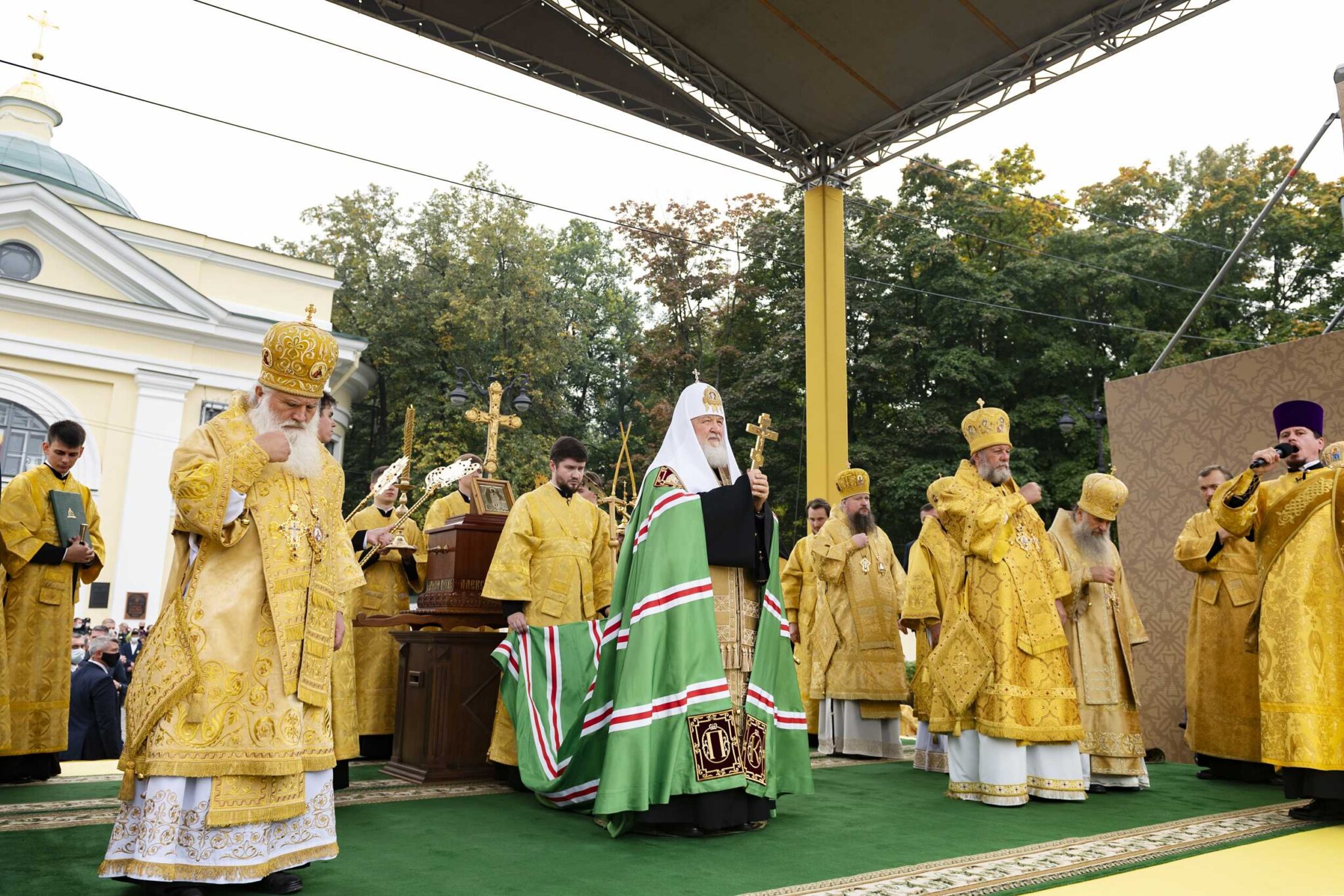 Патриархе на Невском. Патриарх в Питере 1 июня.